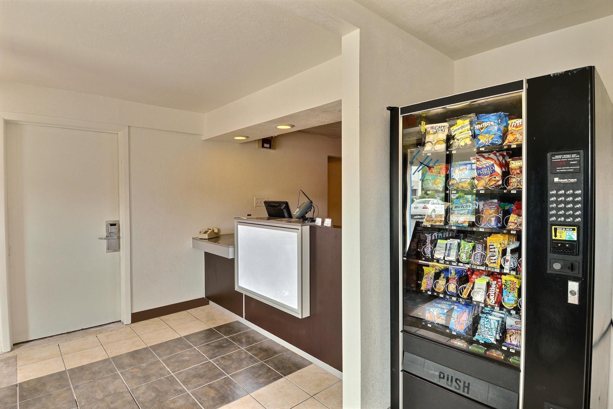 Travelodge By Wyndham Brattleboro Vt المظهر الخارجي الصورة